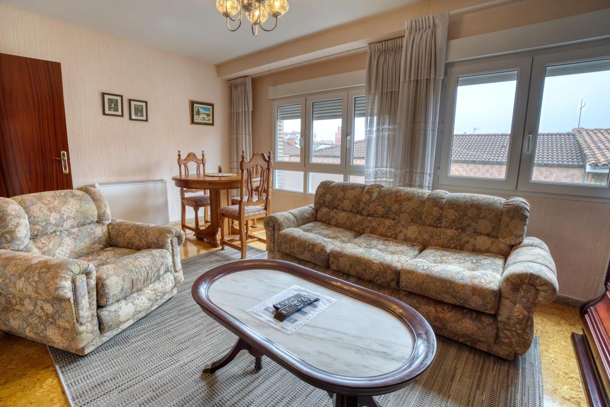 Apartamento Muy Amplio, Con Wifi Y A 12 Minutos Del Centro Gijon Exterior photo